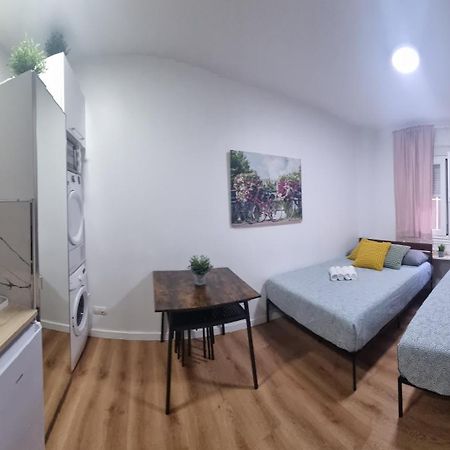 #1 Mini Studio Lovely Granvia Especial Grupos Madrid Exteriör bild